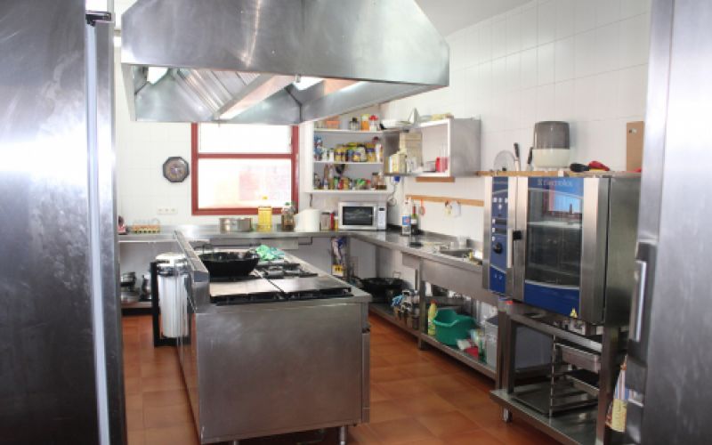 Amplia cocina industrial