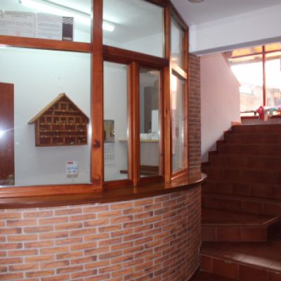 Imagen de recepción con cristalera y escaleras