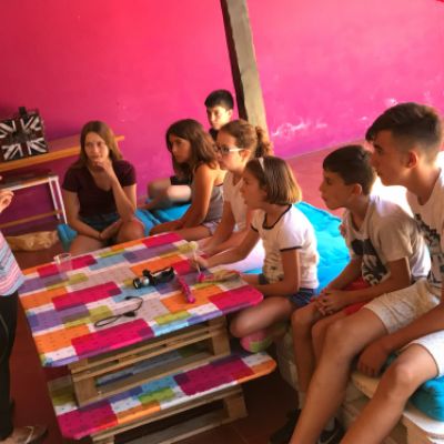 Grupo de niños haciendo actividades de inglés con monitora