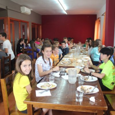 Foto de grupo escolar comiendo en amplio comedor