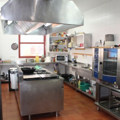 Amplia cocina industrial