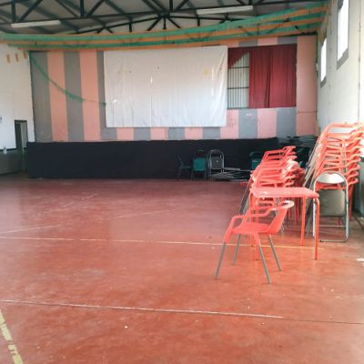 Gran pabellón de deportes con escenario