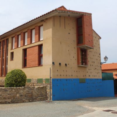 Exterior del albergue con fachada de rocódromo