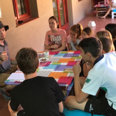 Grupo de niños haciendo actividades de inglés con profesor nativo