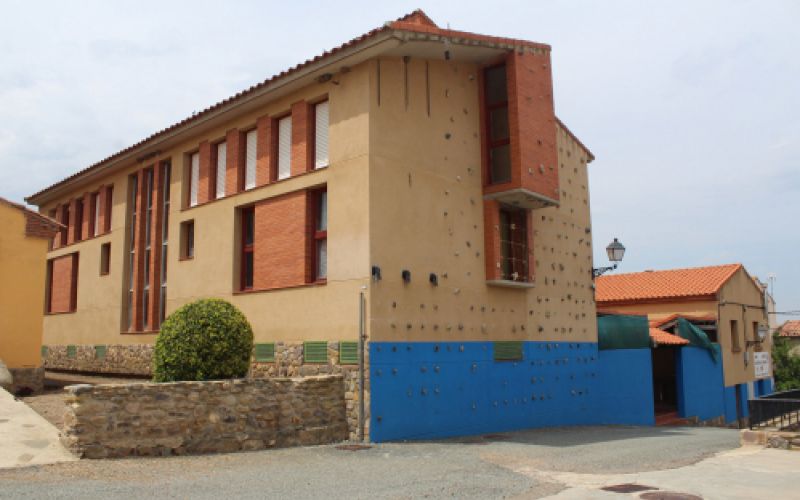 Exterior del albergue con fachada de rocódromo