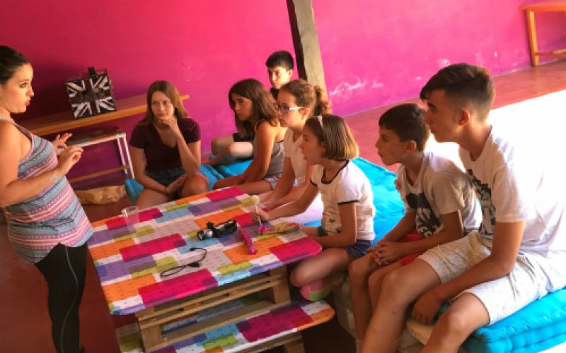 Grupo de niños haciendo actividades de inglés con monitora